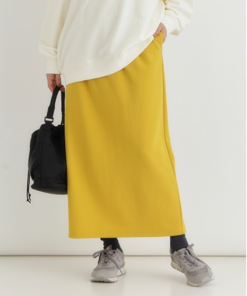 Right-on（ライトオン）の「【｢楽｣して｢ちゃんと見え｣が一番使える！】【HONEYSUCKLE ROSE】カットジョーゼットタイトスカート(ウエストゴム・ストレッチ・秋カラー・体型を拾いにくい・親子でお揃い）（スカート・レディース・イエロー/ダークグレー/ベージュ/ブラック・S/M/L）」の4枚目の写真