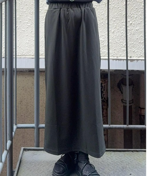 Right-on（ライトオン）の「【｢楽｣して｢ちゃんと見え｣が一番使える！】【HONEYSUCKLE ROSE】カットジョーゼットタイトスカート(ウエストゴム・ストレッチ・秋カラー・体型を拾いにくい・親子でお揃い）（スカート・レディース・イエロー/ダークグレー/ベージュ/ブラック・S/M/L）」の16枚目の写真