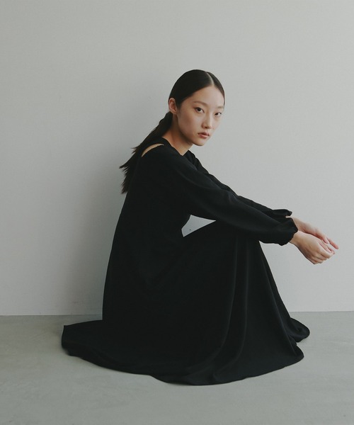 EFOLE(エフォル)の「Off shoulder long one-piece/オフショルダーロングワンピース(ワンピース・レディース・ベージュ/ブラック・FREE)」の4枚目の写真