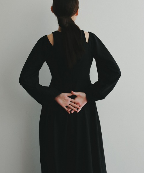 EFOLE(エフォル)の「Off shoulder long one-piece/オフショルダーロングワンピース(ワンピース・レディース・ベージュ/ブラック・FREE)」の5枚目の写真