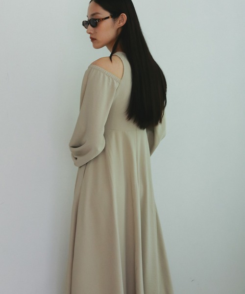 EFOLE(エフォル)の「Off shoulder long one-piece/オフショルダーロングワンピース(ワンピース・レディース・ベージュ/ブラック・FREE)」の7枚目の写真