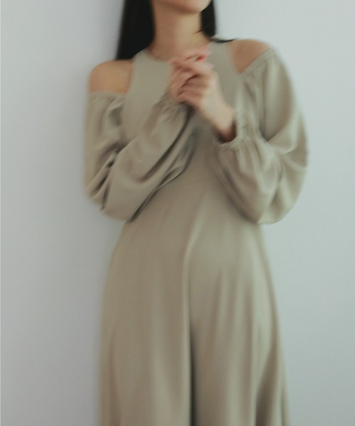 EFOLE(エフォル)の「Off shoulder long one-piece/オフショルダーロングワンピース(ワンピース・レディース・ベージュ/ブラック・FREE)」の8枚目の写真