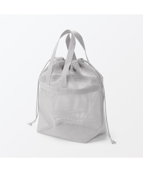 無印良品（ムジルシリョウヒン）の「立体メッシュ持ち手付き巾着　Ｍ　約３３×１３×３１ｃｍ（トラベルグッズ・レディース・グレー・M）」の2枚目の写真