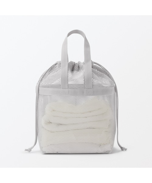 無印良品（ムジルシリョウヒン）の「立体メッシュ持ち手付き巾着　Ｍ　約３３×１３×３１ｃｍ（トラベルグッズ・レディース・グレー・M）」の4枚目の写真