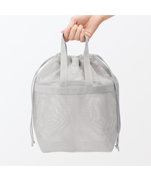 無印良品（ムジルシリョウヒン）の「立体メッシュ持ち手付き巾着　Ｍ　約３３×１３×３１ｃｍ（トラベルグッズ・レディース・グレー・M）」の5枚目の写真