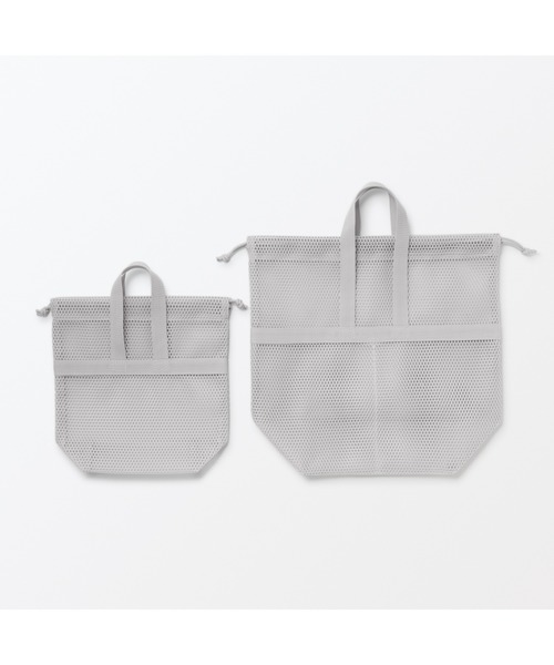 無印良品（ムジルシリョウヒン）の「立体メッシュ持ち手付き巾着　Ｍ　約３３×１３×３１ｃｍ（トラベルグッズ・レディース・グレー・M）」の6枚目の写真