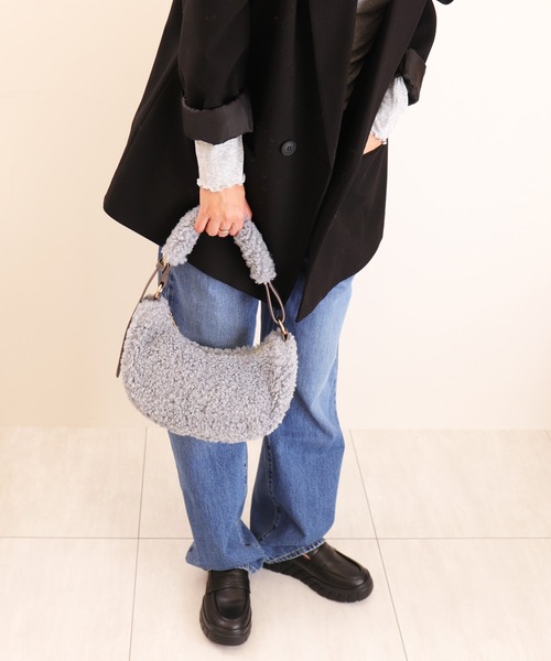 artemis by DIANA(アルテミスバイダイアナ)の「ショルダーベルト付属2WAY フェイクファーハーフムーンバッグ(ハンドバッグ・レディース・アイボリー/ブルー/ピンク/ブラウン・FREE)」の1枚目の写真