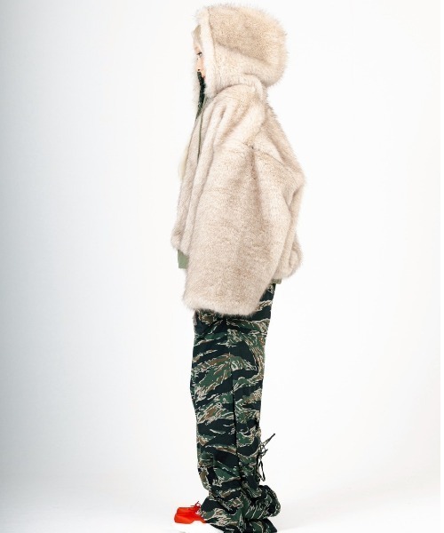 ROYAL FLASH(ロイヤルフラッシュ)の「MITSUKI/ミツキ/REVERSIBLE FUR BLOUSON(ブルゾン・レディース・ブラック/カーキ・F)」の16枚目の写真
