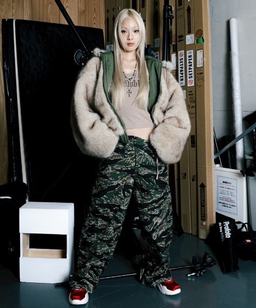 ROYAL FLASH(ロイヤルフラッシュ)の「MITSUKI/ミツキ/REVERSIBLE FUR BLOUSON(ブルゾン・レディース・ブラック/カーキ・F)」の14枚目の写真