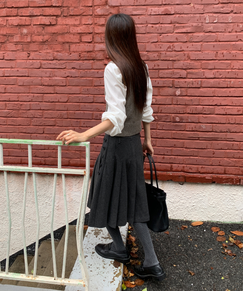 LETTER FROM MOON(レターフロムムーン)の「ボタンミディプリーツウールスカート(チャコール)(スカート・レディース・その他・SMALL/MEDIUM)」の1枚目の写真