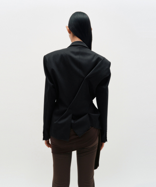 KIMZISU(キムジス)の「DOZI - PINCHED OVERSIZE TAILORED JACKET _ BLACK(テーラードジャケット・レディース・ブラック・SMALL)」の3枚目の写真