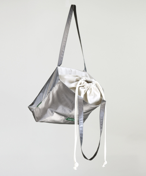 GREEN STUFF（グリーンスタッフ）の「boat string bag 66 metallic nylon - titanium silver M（エコバッグ/サブバッグ・レディース・その他・FREE）」の3枚目の写真