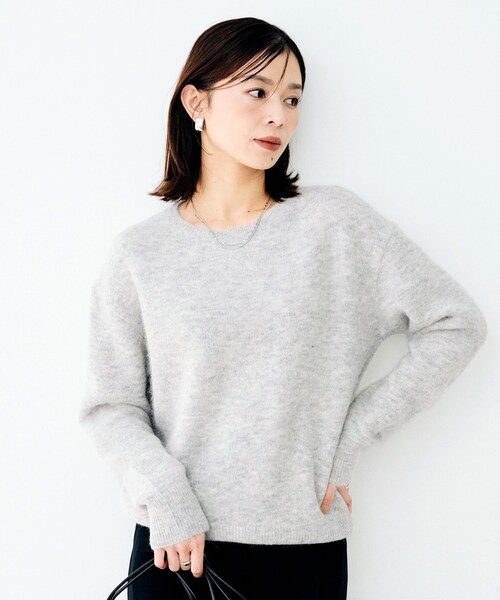 UNTITLED(アンタイトル)の「ヘアリークルーネックニット(ニット/セーター・レディース・ベージュ/ライトグレー・02)」の2枚目の写真