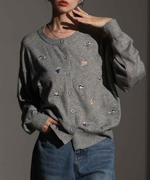 Sawa a la mode(サワアラモード)の「花柄×果物刺繍ニットカーディガン(カーディガン/ボレロ・レディース・ブラック/グレー/ブラウン・FREE)」の3枚目の写真