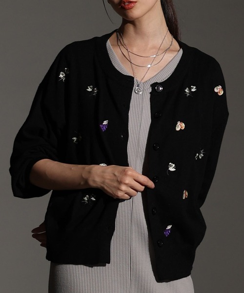 Sawa a la mode(サワアラモード)の「花柄×果物刺繍ニットカーディガン(カーディガン/ボレロ・レディース・ブラック/グレー/ブラウン・FREE)」の2枚目の写真