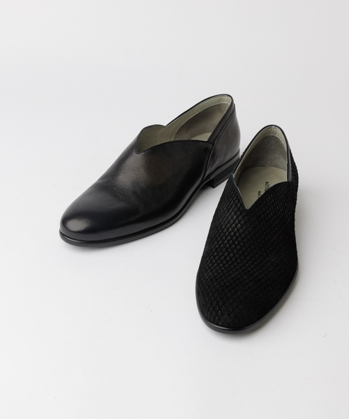 alfredoBANNISTER(アルフレッドバニスター)の「【26S/S】Vカット レザー スリッポン シューズ(スリッポン・メンズ・ブラック/ブラック系その他・42/41/40/39/45/44/43)」の3枚目の写真