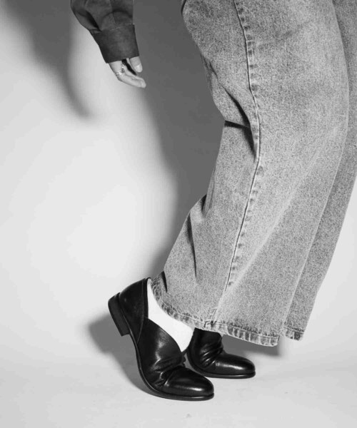 alfredoBANNISTER(アルフレッドバニスター)の「【26S/S】Vカット レザー スリッポン シューズ(スリッポン・メンズ・ブラック/ブラック系その他・42/41/40/39/45/44/43)」の17枚目の写真