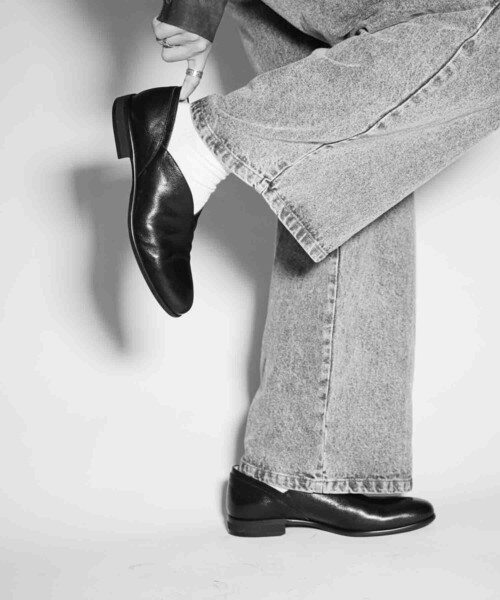 alfredoBANNISTER(アルフレッドバニスター)の「【26S/S】Vカット レザー スリッポン シューズ(スリッポン・メンズ・ブラック/ブラック系その他・42/41/40/39/45/44/43)」の19枚目の写真