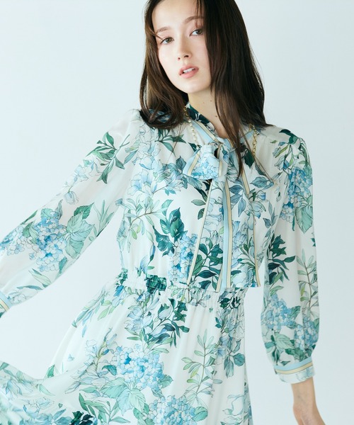 Audie a Muses(オーディアミューズ)の「アジサイプリントワンピース(ワンピース・レディース・ブラック/オフホワイト・42/38)」の2枚目の写真