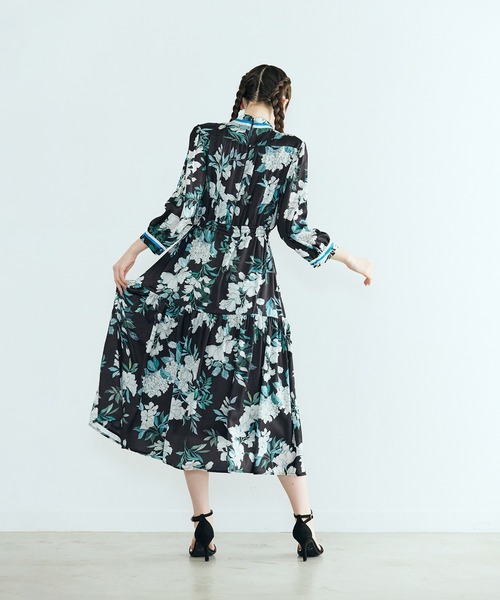 Audie a Muses(オーディアミューズ)の「アジサイプリントワンピース(ワンピース・レディース・ブラック/オフホワイト・42/38)」の6枚目の写真