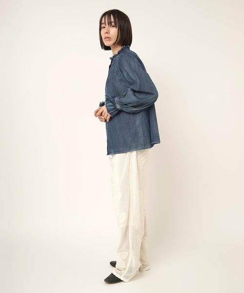 RNA-N(アールエヌエーエヌ)の「B2943 デニムフリルカラーシャツブラウス(シャツ/ブラウス・レディース・ライトインディゴブルー/インディゴブルー・FREE)」の18枚目の写真