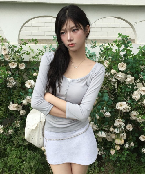 modimood（モディムード）の「[MADE] MOMU ディープUネックヘンリーネック7分袖Tシャツ（Tシャツ/カットソー・レディース・ブラック/アイボリー/スカイブルー・FREE）」の3枚目の写真