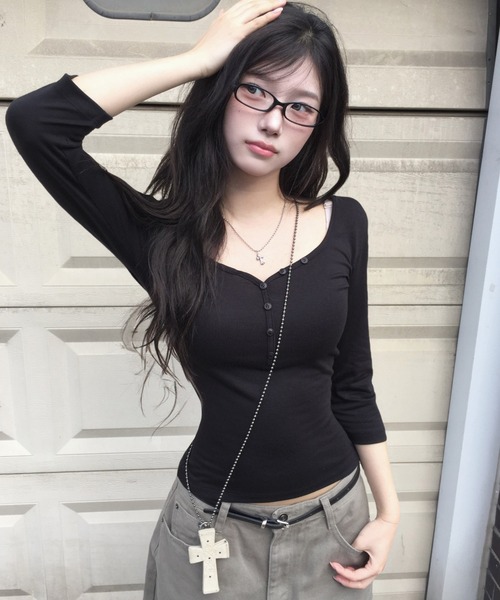 modimood（モディムード）の「[MADE] MOMU ディープUネックヘンリーネック7分袖Tシャツ（Tシャツ/カットソー・レディース・ブラック/アイボリー/スカイブルー・FREE）」の2枚目の写真