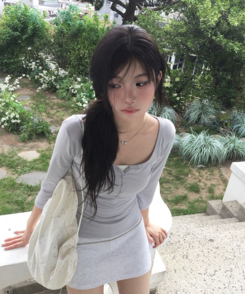 modimood（モディムード）の「[MADE] MOMU ディープUネックヘンリーネック7分袖Tシャツ（Tシャツ/カットソー・レディース・ブラック/アイボリー/スカイブルー・FREE）」の19枚目の写真