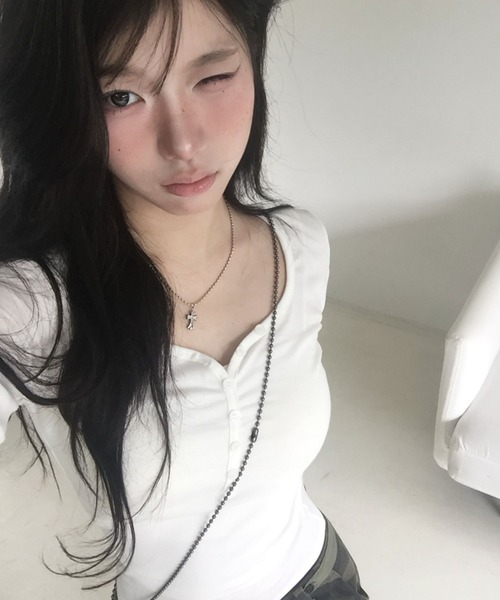 modimood（モディムード）の「[MADE] MOMU ディープUネックヘンリーネック7分袖Tシャツ（Tシャツ/カットソー・レディース・ブラック/アイボリー/スカイブルー・FREE）」の5枚目の写真