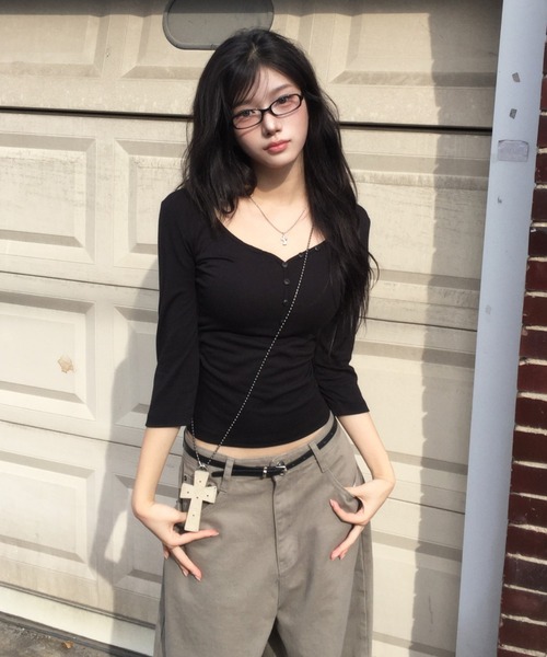 modimood（モディムード）の「[MADE] MOMU ディープUネックヘンリーネック7分袖Tシャツ（Tシャツ/カットソー・レディース・ブラック/アイボリー/スカイブルー・FREE）」の11枚目の写真