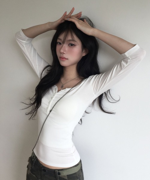 modimood（モディムード）の「[MADE] MOMU ディープUネックヘンリーネック7分袖Tシャツ（Tシャツ/カットソー・レディース・ブラック/アイボリー/スカイブルー・FREE）」の8枚目の写真