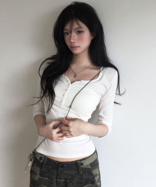 modimood（モディムード）の「[MADE] MOMU ディープUネックヘンリーネック7分袖Tシャツ（Tシャツ/カットソー・レディース・ブラック/アイボリー/スカイブルー・FREE）」の6枚目の写真