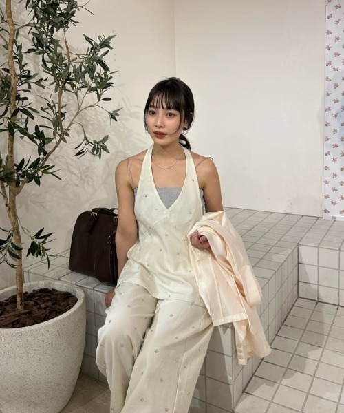 mystic（ミスティック）の「《3サイズ展開/SET UPスタイルにも◎》ビージーフラワースラックス（スラックス・レディース・ブラック/ブルー/アイボリー・1/2/0）」の6枚目の写真