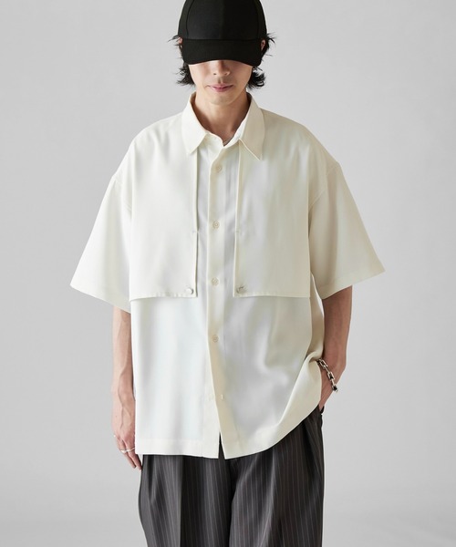 Lui's（ルイス）の「【Neucon】GUN FLAP OVER SHIRT / ガンフラップ半袖オーバーシャツ（シャツ/ブラウス・メンズ・ホワイト/ライトグレー/ブラック・1/2）」の2枚目の写真