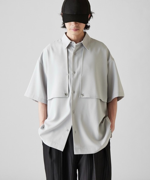 Lui's（ルイス）の「【Neucon】GUN FLAP OVER SHIRT / ガンフラップ半袖オーバーシャツ（シャツ/ブラウス・メンズ・ホワイト/ライトグレー/ブラック・1/2）」の3枚目の写真