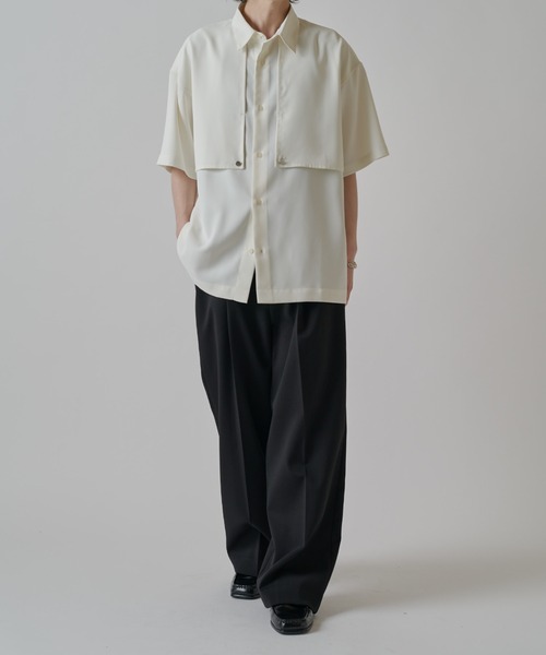 Lui's（ルイス）の「【Neucon】GUN FLAP OVER SHIRT / ガンフラップ半袖オーバーシャツ（シャツ/ブラウス・メンズ・ホワイト/ライトグレー/ブラック・1/2）」の4枚目の写真