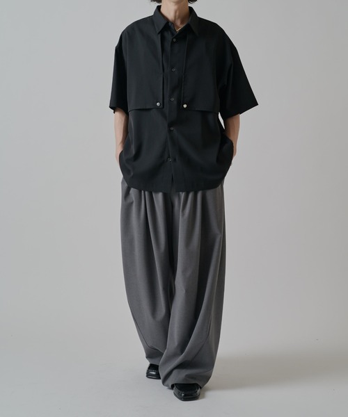 Lui's（ルイス）の「【Neucon】GUN FLAP OVER SHIRT / ガンフラップ半袖オーバーシャツ（シャツ/ブラウス・メンズ・ホワイト/ライトグレー/ブラック・1/2）」の6枚目の写真