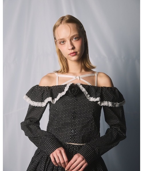 lilLilly(リルリリー)の「ローズオフショルブラウス(シャツ/ブラウス・レディース・ホワイト/ドット・FREE)」の1枚目の写真