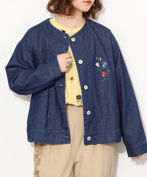 Emago(イマゴ)の「EMAGO お花刺繍Gジャン(その他アウター・レディース・アイボリー/インディゴブルー・FREE)」の2枚目の写真