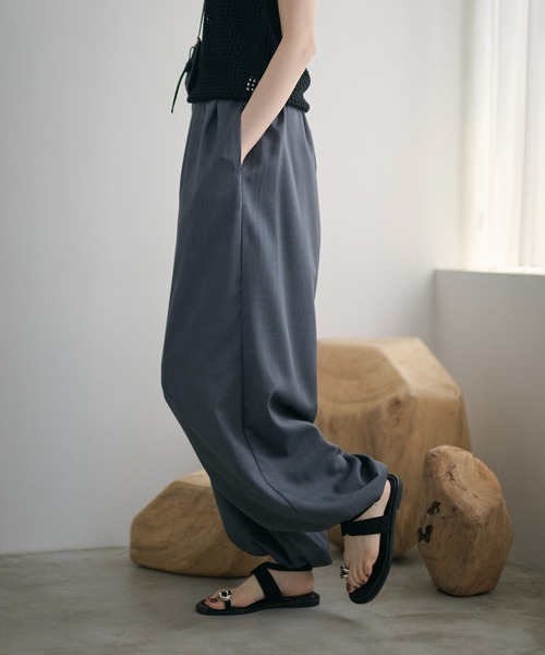 LAULEN(ローレン)の「front tuck balloon wide pants /フロントタックバルーンワイドパンツ(その他パンツ・レディース・ブラック/グレー/ホワイト/ブラウン・S/M)」の3枚目の写真