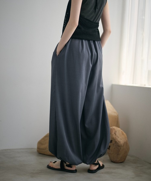 LAULEN(ローレン)の「front tuck balloon wide pants /フロントタックバルーンワイドパンツ(その他パンツ・レディース・ブラック/グレー/ホワイト/ブラウン・S/M)」の5枚目の写真