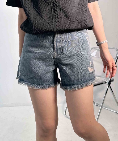 AS KNOW AS plus(アズノゥアズプラス)の「〇フリンジ加工デニムショートパンツ(デニムパンツ・レディース・ブラック系/ブルー系/サックスブルー系・FREE)」の1枚目の写真