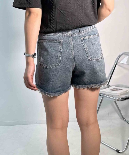 AS KNOW AS plus(アズノゥアズプラス)の「〇フリンジ加工デニムショートパンツ(デニムパンツ・レディース・ブラック系/ブルー系/サックスブルー系・FREE)」の11枚目の写真