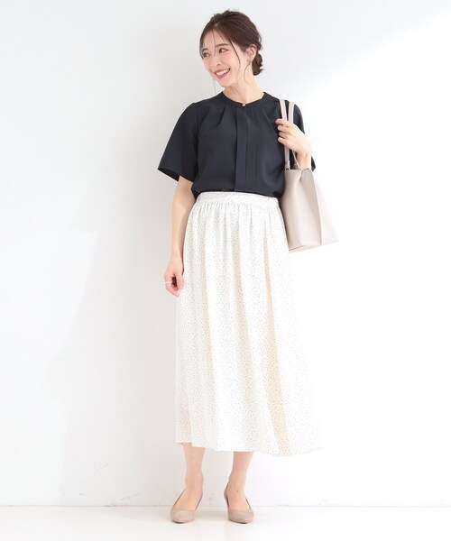 SHOO・LA・RUE(シューラルー)の「【吸水速乾/セットアップ可】洗濯後しわになりにくい タックブラウス(シャツ/ブラウス・レディース・ネイビー/グレー/ナチュラル・01/02/03/04)」の9枚目の写真