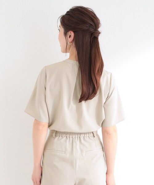 SHOO・LA・RUE(シューラルー)の「【吸水速乾/セットアップ可】洗濯後しわになりにくい タックブラウス(シャツ/ブラウス・レディース・ネイビー/グレー/ナチュラル・01/02/03/04)」の13枚目の写真