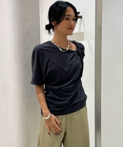 MIESROHE(ミースロエ)の「【洗える・持続冷感】【ICEDFABRIC+R】ツイストプルオーバー(Tシャツ/カットソー・レディース・ダークグレー/ライム/ホワイト・F)」の1枚目の写真