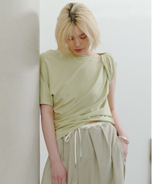 MIESROHE(ミースロエ)の「【洗える・持続冷感】【ICEDFABRIC+R】ツイストプルオーバー(Tシャツ/カットソー・レディース・ダークグレー/ライム/ホワイト・F)」の14枚目の写真