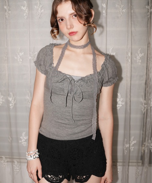 IMARI(イマリ)の「【 IMARI / イマリ 】 レース チョーカー付き フリル 半袖 トップス(Tシャツ/カットソー・レディース・グレー/ホワイト/ブルー・FREE)」の2枚目の写真