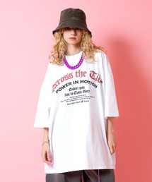 a.p.o.v. ゴシックロゴプリントスーパーオーバーサイズコットンTシャツ