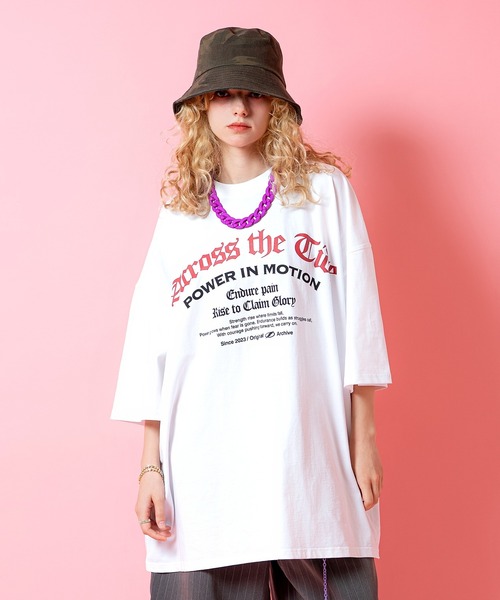 a.p.o.v.(エーピーオービー)の「a.p.o.v. ゴシックロゴプリントスーパーオーバーサイズコットンTシャツ(Tシャツ/カットソー・メンズ・ホワイト/ブラック・ONESIZE)」の1枚目の写真
